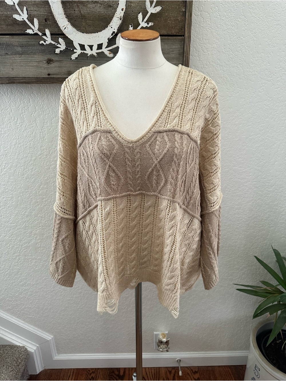 POL Cozy Cable Knit V-Neck Distressed Sweater - Neutral Beige Two-Tone size M
